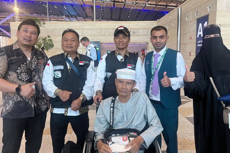 Jemaah Haji Indonesia Pertama Kembali ke Tanah Air Setelah Perawatan di Arab Saudi